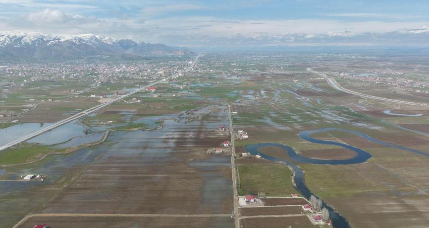 Muş Ovası’nda karlar eridi çiftçiler zor durumda kaldı: Tarım arazileri sular altında kaldı göletler oluştu