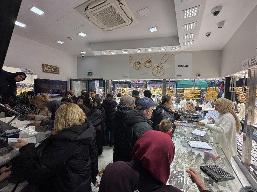 Altın fiyatları düşünce Kocaeli'de vatandaşlar kuyumculara akın etti