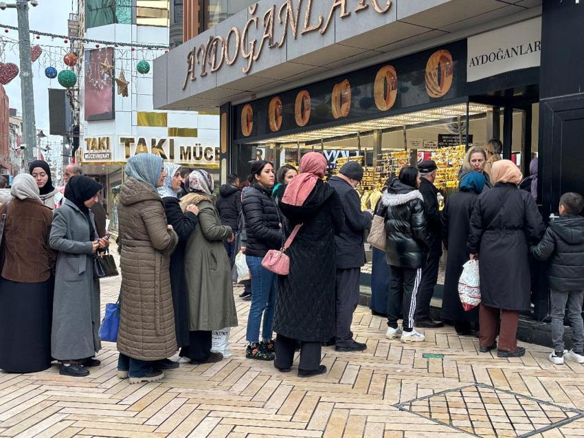 Altın fiyatları düşünce Kocaeli'de vatandaşlar kuyumculara akın etti
