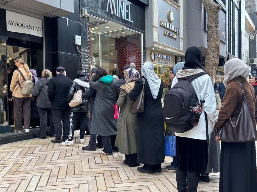 Altın fiyatları düşünce Kocaeli'de vatandaşlar kuyumculara akın etti