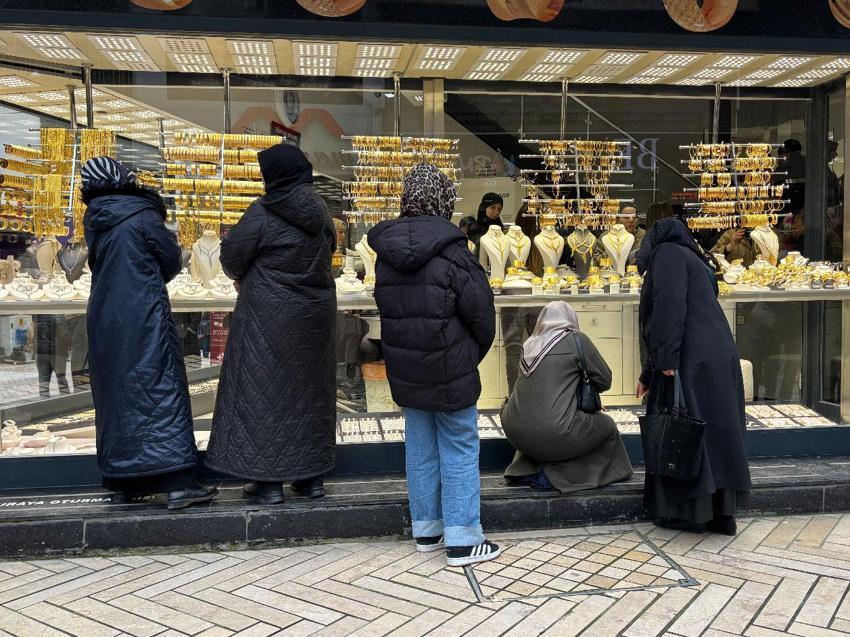 Altın fiyatları düşünce Kocaeli'de vatandaşlar kuyumculara akın etti