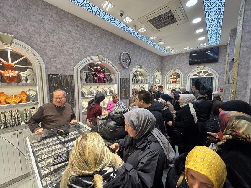Altın fiyatları düşünce Kocaeli'de vatandaşlar kuyumculara akın etti
