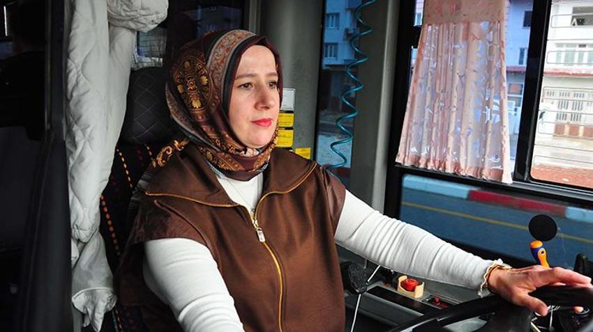 Yıllardır hayalini kurduğu mesleği eline aldı, ilçenin ilk kadın otobüs şoförü oldu
