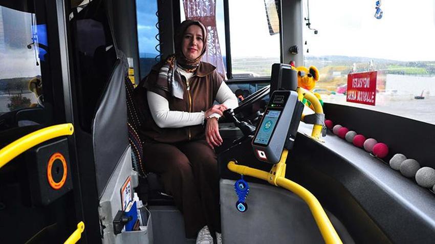 Yıllardır hayalini kurduğu mesleği eline aldı, ilçenin ilk kadın otobüs şoförü oldu