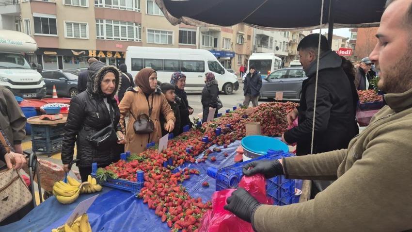 Kilosu 80 TL’yi gören tezgaha koştu! Bursa’dan gelen lezzet kapış kapış gitti