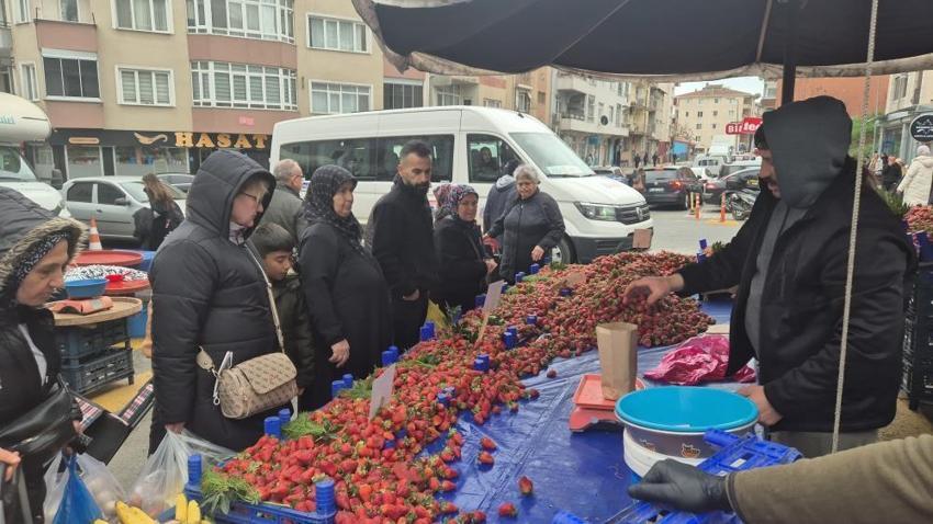 Kilosu 80 TL’yi gören tezgaha koştu! Bursa’dan gelen lezzet kapış kapış gitti