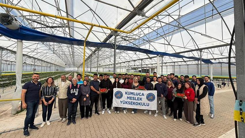 Antalya Kumluca'da 18 bin dekarlık dev tesiste geleceğin çiftçileri yetişiyor: Topraksız tarımla çilek üretiyorlar!