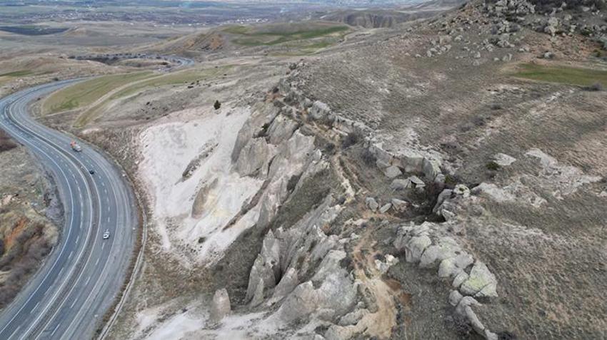 Kayseri'de 40 peri bacası tahrip edildi! Her yerine sprey boya ile saldırdılar