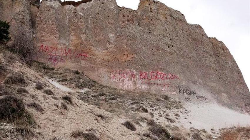 Kayseri'de 40 peri bacası tahrip edildi! Her yerine sprey boya ile saldırdılar