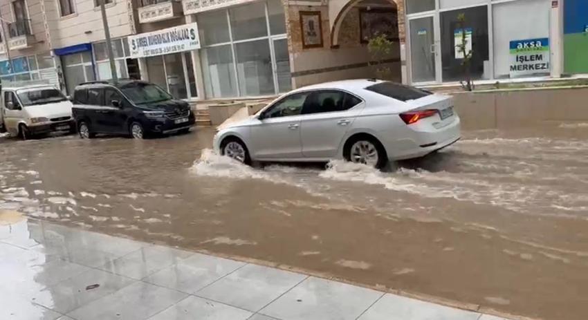 Meteoroloji uyardı Hatay'da sağanak ve dolu nedeniyle yollar göle döndü