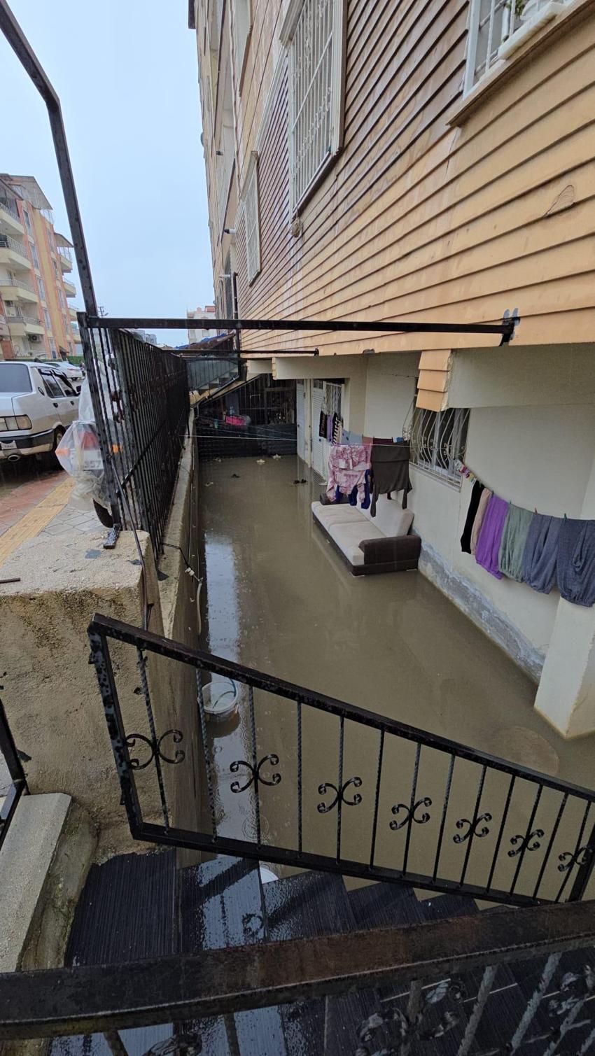Meteoroloji uyardı Hatay'da sağanak ve dolu nedeniyle yollar göle döndü