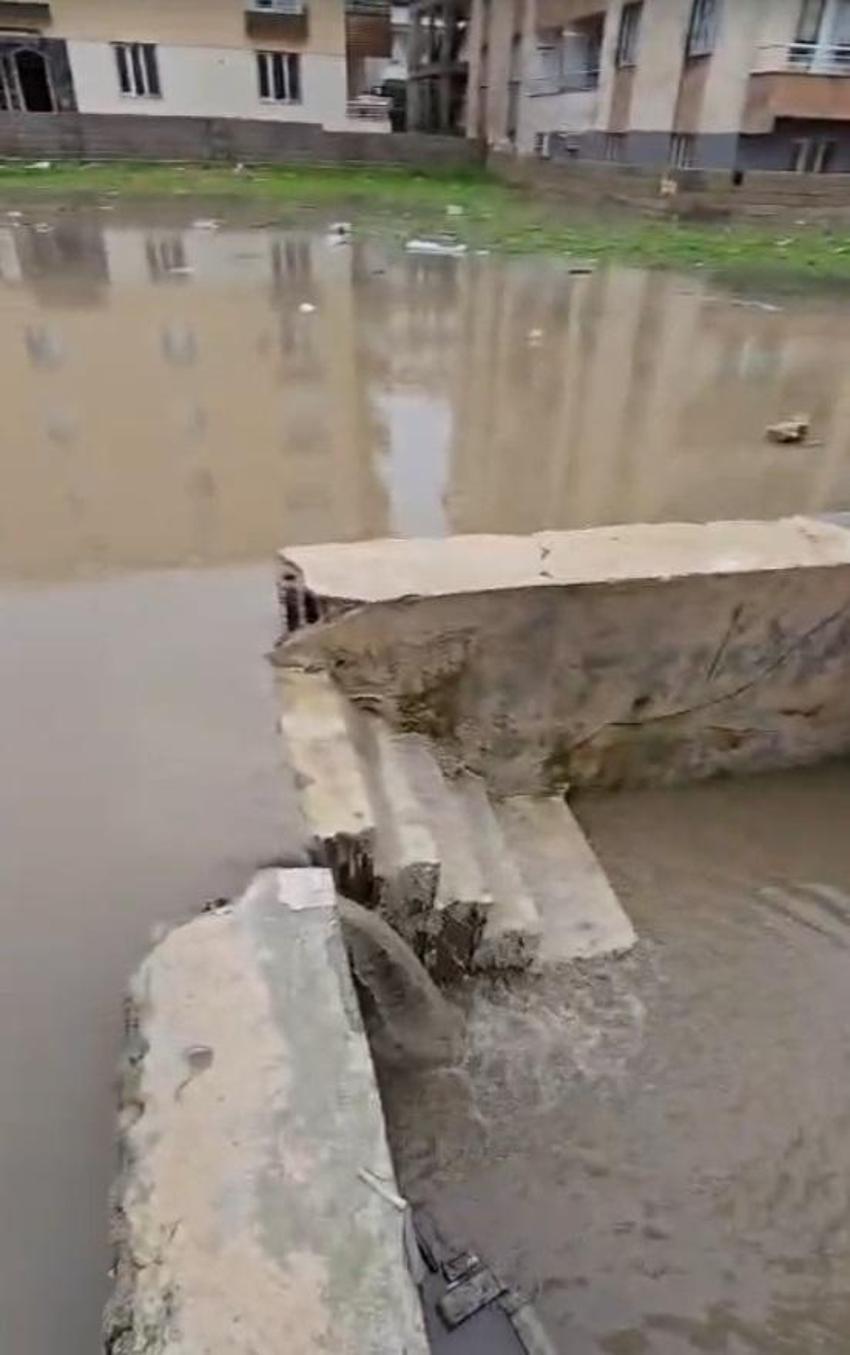 Meteoroloji uyardı Hatay'da sağanak ve dolu nedeniyle yollar göle döndü