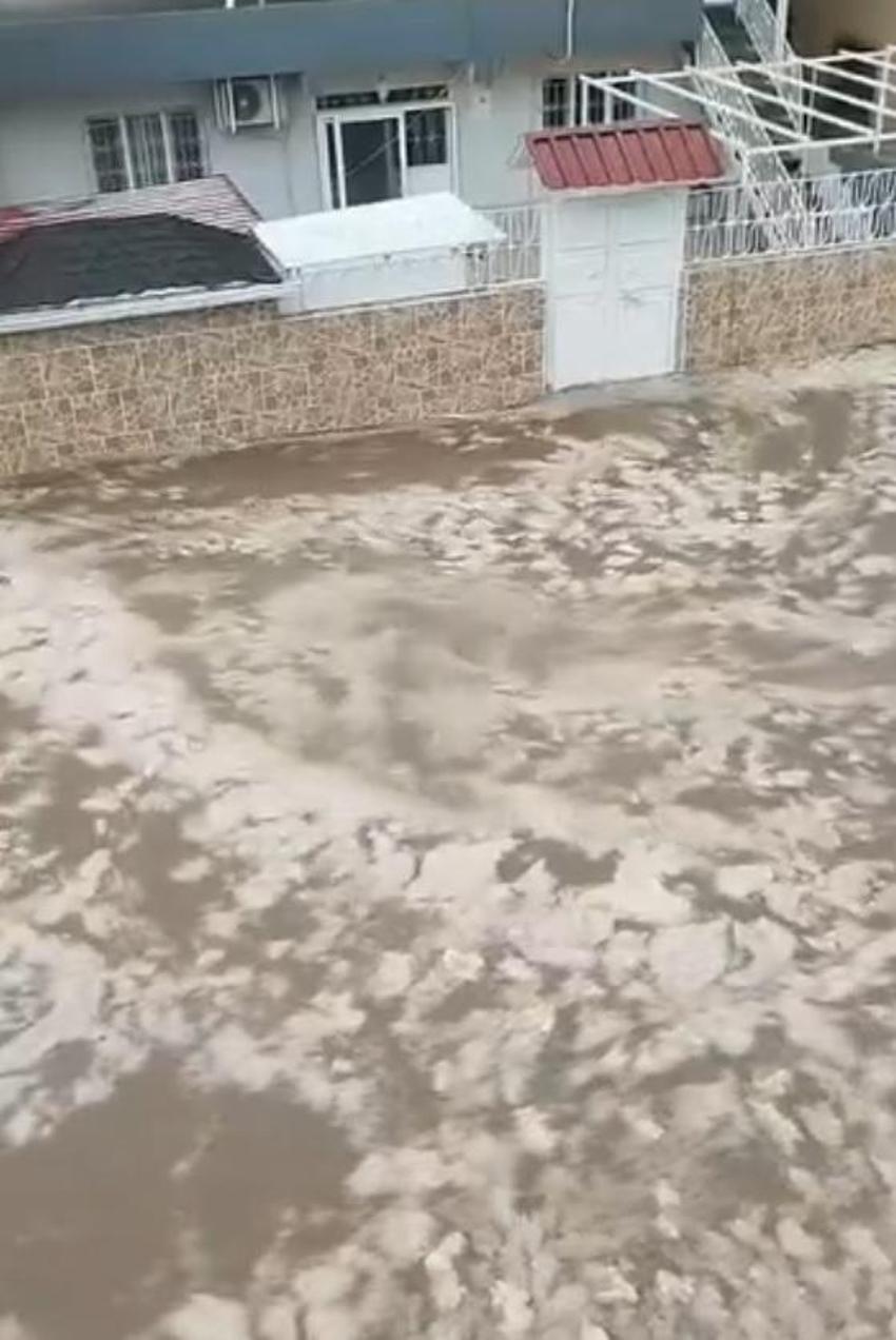 Meteoroloji uyardı Hatay'da sağanak ve dolu nedeniyle yollar göle döndü