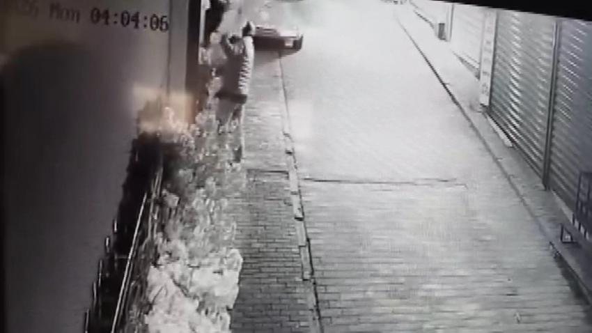 Bursa’da iş yerinin camını açamayan hırsız, kapıdaki değerli süs ağacını söktü; o anlar kamerada