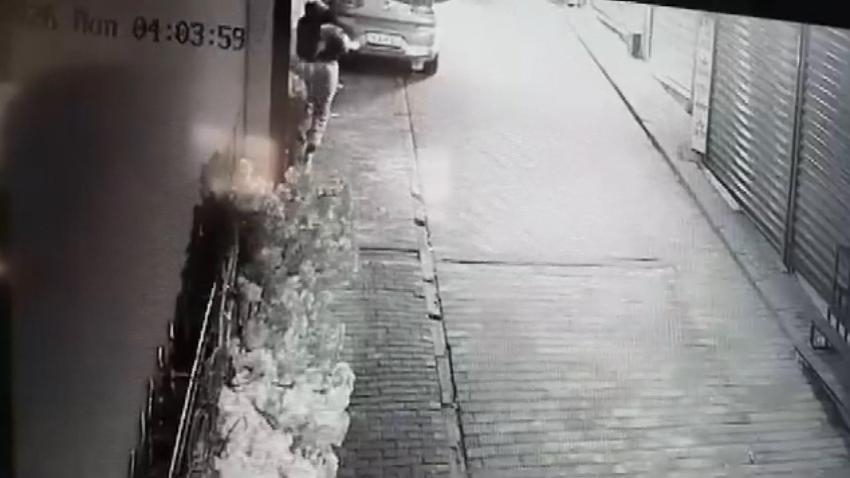 Bursa’da iş yerinin camını açamayan hırsız, kapıdaki değerli süs ağacını söktü; o anlar kamerada