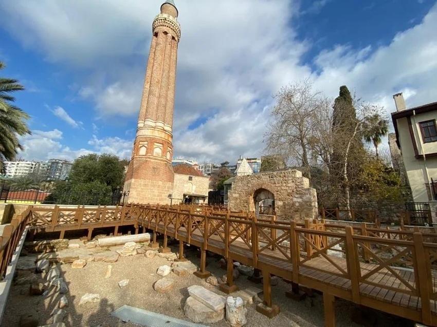 Antalya'da kazıda turistlerin gözü önünde çıkarıldı! Tarihi an herkesi şaşırttı
