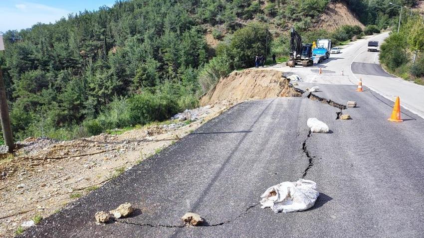 Adana'da heyelan yolu vurdu! İçme suyu hattı zarar gördü