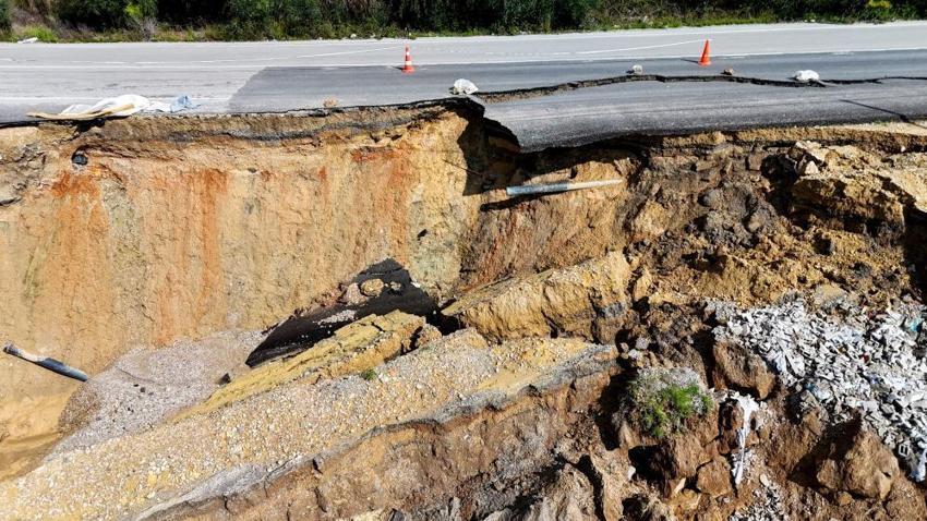 Adana'da heyelan yolu vurdu! İçme suyu hattı zarar gördü