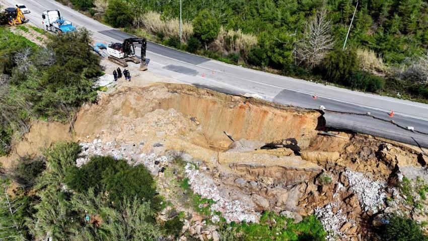 Adana'da heyelan yolu vurdu! İçme suyu hattı zarar gördü