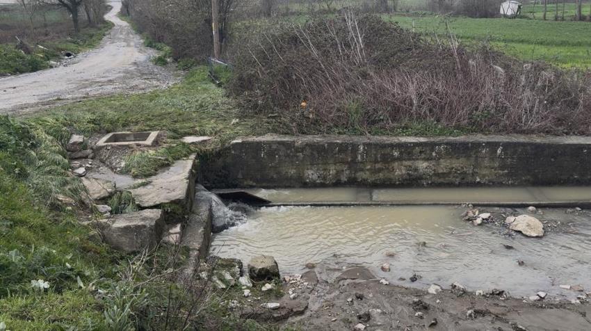 Sakarya'da 46 yıl sonra ortaya çıktı! Gölet suyu saniyeler içinde kayboldu: Mahalleli endişeli