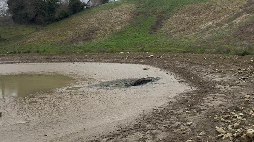 Sakarya'da 46 yıl sonra ortaya çıktı! Gölet suyu saniyeler içinde kayboldu: Mahalleli endişeli