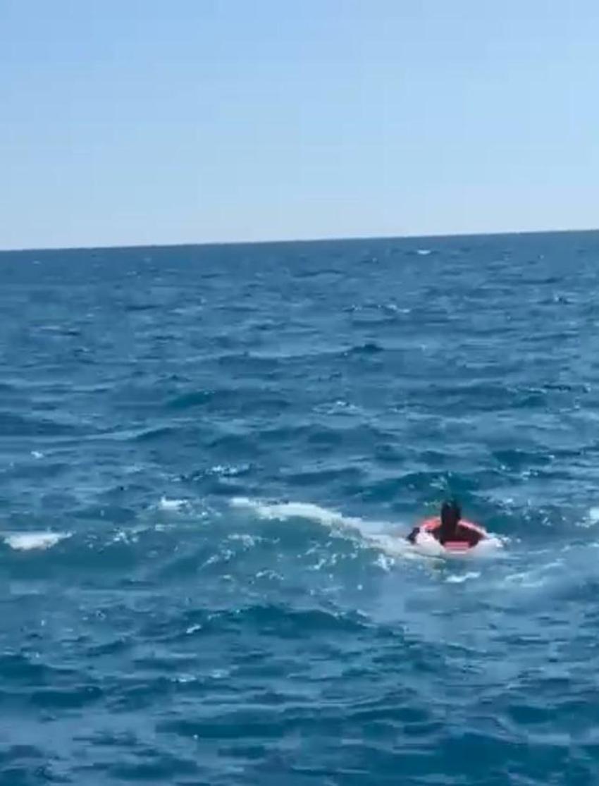 Denize açıldığı kano devrildi, hayatta kalabilmek için suda 3 saat bekledi