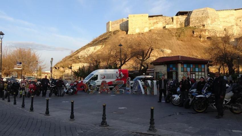 Avrupa'dan Mekke'ye iki teker üstünde Umre yolculuğu! Kar ve yağmuru aşıp Gaziantep'e ulaştılar