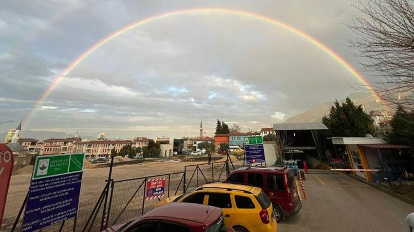 Bursa’da şehri ikiye bölen kapı görenleri şaşırttı