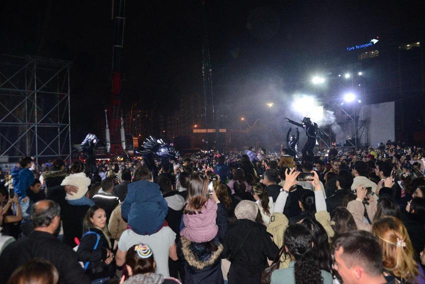 Adana’da düzenlenen 25’inci Uluslararası Adana Tiyatro Festivali, renkli kortejle ‘Perde’ dedi