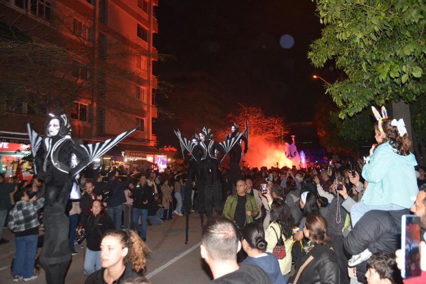 Adana’da düzenlenen 25’inci Uluslararası Adana Tiyatro Festivali, renkli kortejle ‘Perde’ dedi