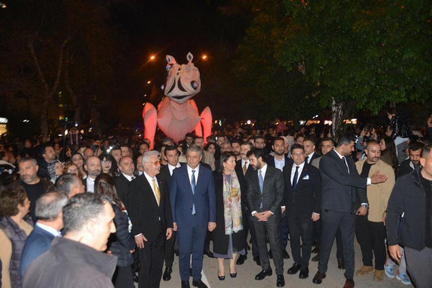 Adana’da düzenlenen 25’inci Uluslararası Adana Tiyatro Festivali, renkli kortejle ‘Perde’ dedi