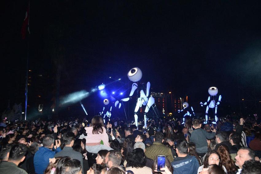 Adana’da düzenlenen 25’inci Uluslararası Adana Tiyatro Festivali, renkli kortejle ‘Perde’ dedi