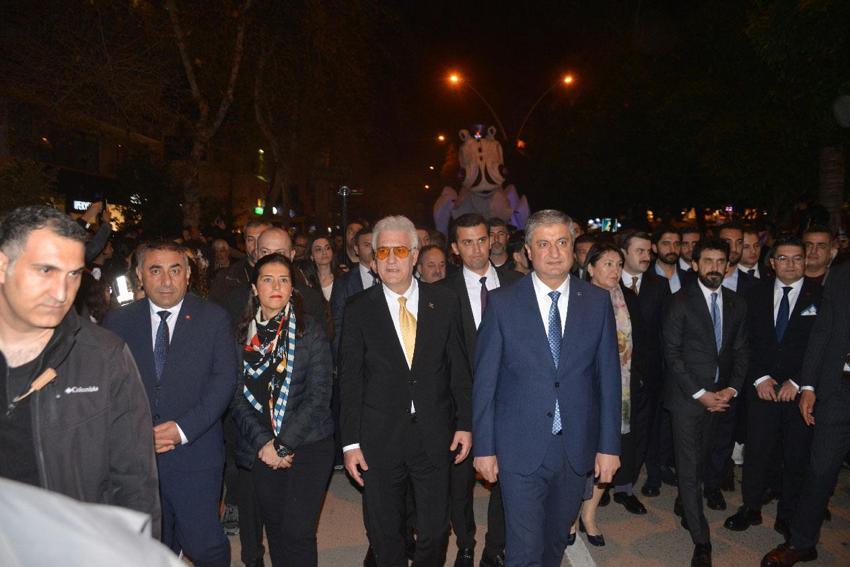 Adana’da düzenlenen 25’inci Uluslararası Adana Tiyatro Festivali, renkli kortejle ‘Perde’ dedi