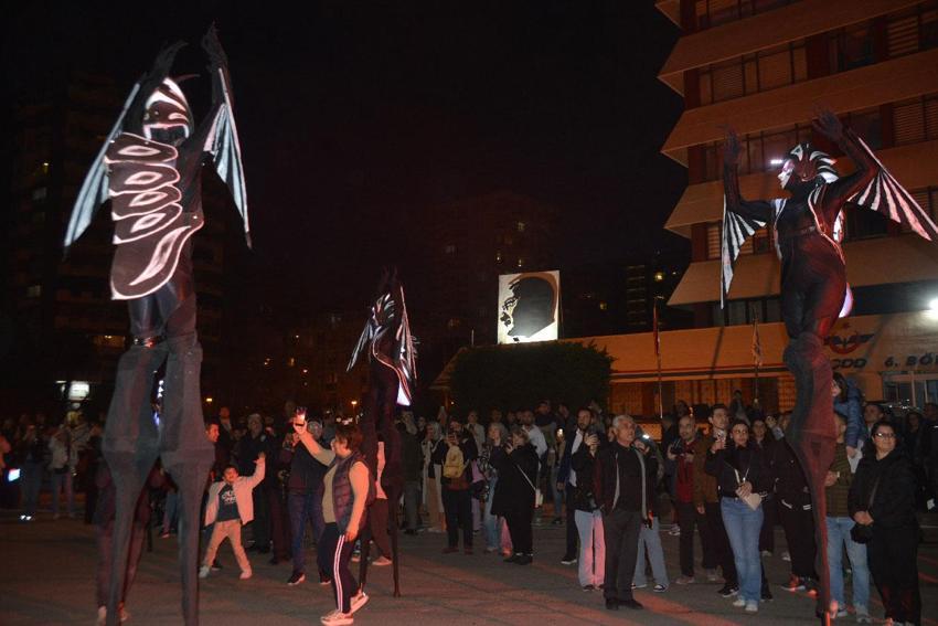 Adana’da düzenlenen 25’inci Uluslararası Adana Tiyatro Festivali, renkli kortejle ‘Perde’ dedi