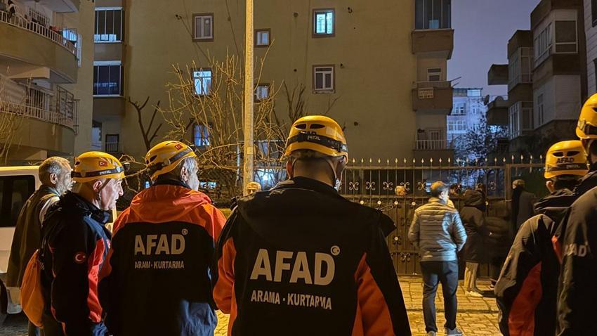 Diyarbakır’da kolonlarda çatlama sesi duyulan bina boşaltıldı: AFAD ve polis harekete geçti 51 vatandaş tahliye edildi