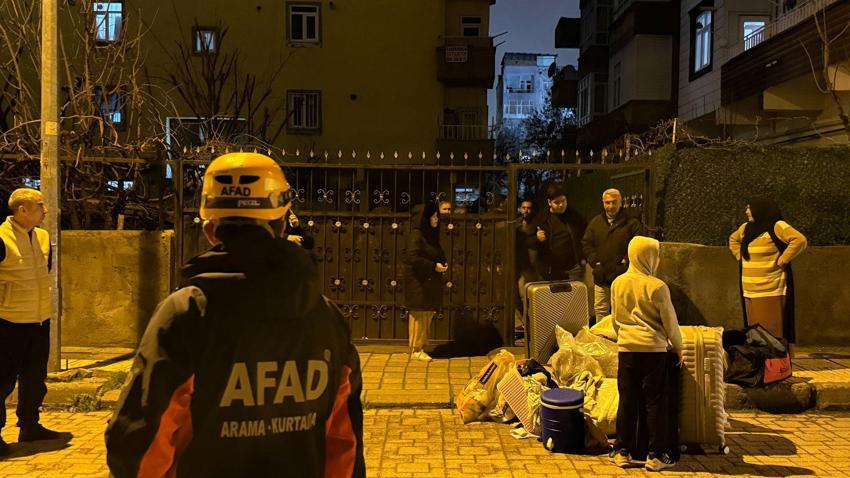 Diyarbakır’da kolonlarda çatlama sesi duyulan bina boşaltıldı: AFAD ve polis harekete geçti 51 vatandaş tahliye edildi