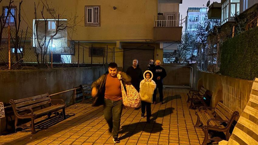 Diyarbakır’da kolonlarda çatlama sesi duyulan bina boşaltıldı: AFAD ve polis harekete geçti 51 vatandaş tahliye edildi
