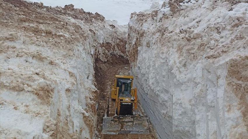 Hakkari Yüksekova’da 8 metrelik karda zorlu mücadele: İş makinesi karlar içinde kayboldu