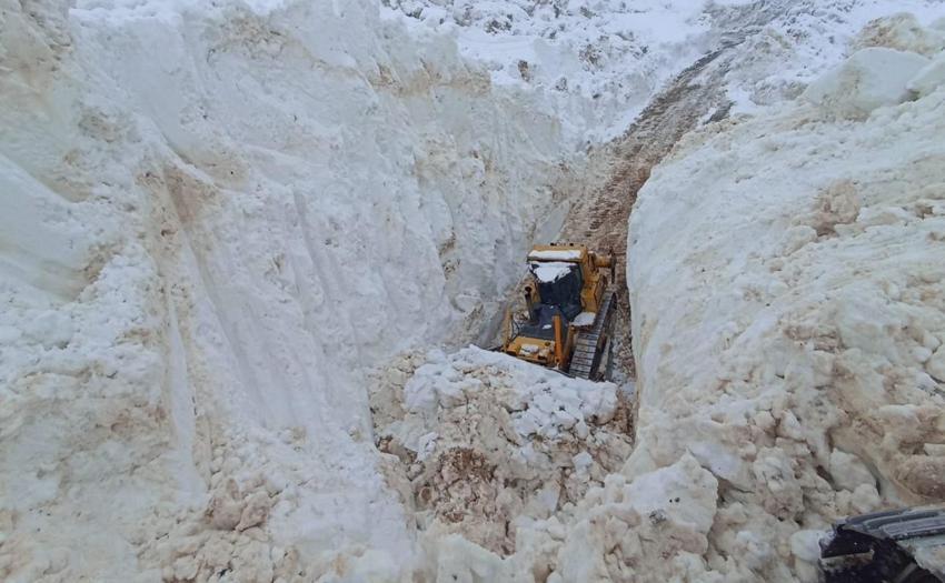Hakkari Yüksekova’da 8 metrelik karda zorlu mücadele: İş makinesi karlar içinde kayboldu