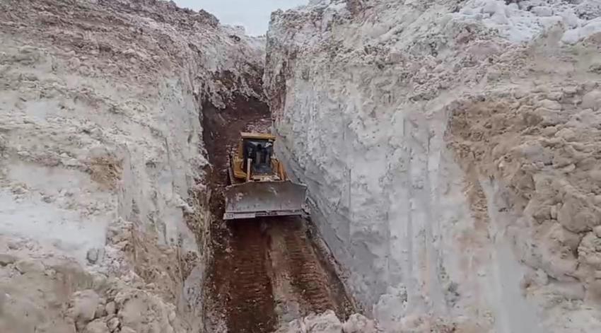 Hakkari Yüksekova’da 8 metrelik karda zorlu mücadele: İş makinesi karlar içinde kayboldu