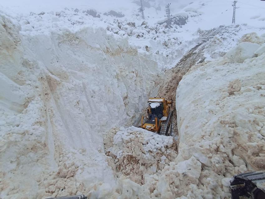 Hakkari Yüksekova’da 8 metrelik karda zorlu mücadele: İş makinesi karlar içinde kayboldu