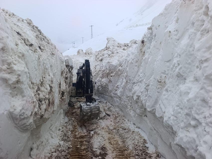 Hakkari Yüksekova’da 8 metrelik karda zorlu mücadele: İş makinesi karlar içinde kayboldu