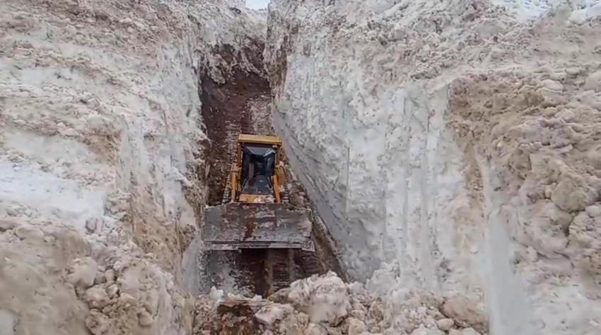 Hakkari Yüksekova’da 8 metrelik karda zorlu mücadele: İş makinesi karlar içinde kayboldu
