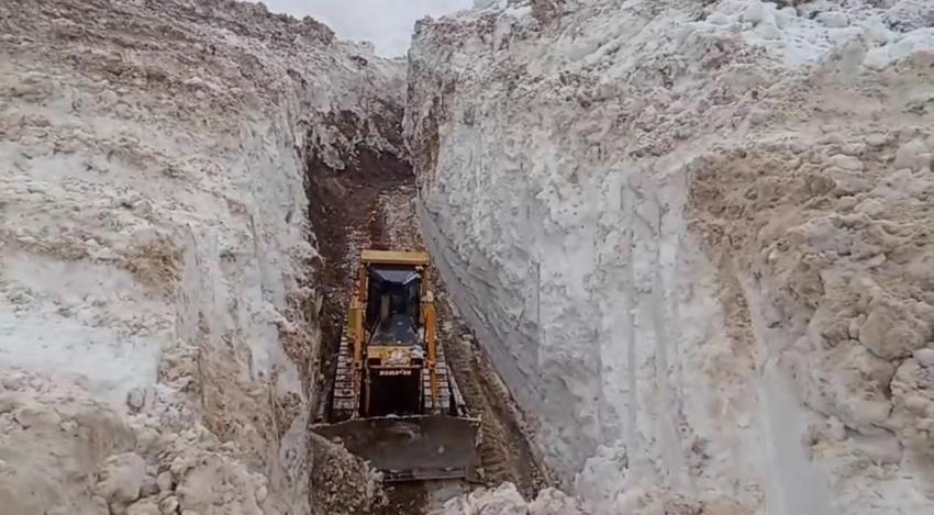 Hakkari Yüksekova’da 8 metrelik karda zorlu mücadele: İş makinesi karlar içinde kayboldu
