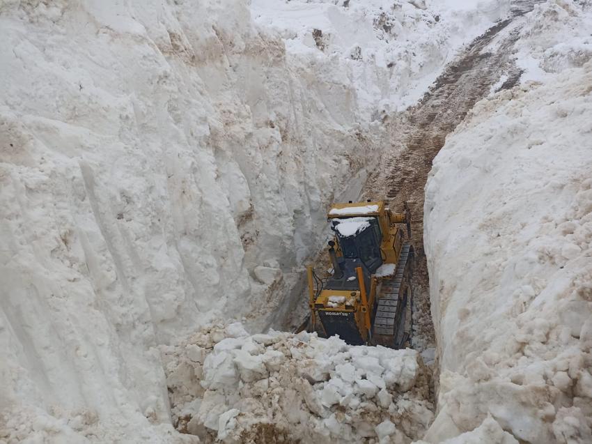 Hakkari Yüksekova’da 8 metrelik karda zorlu mücadele: İş makinesi karlar içinde kayboldu