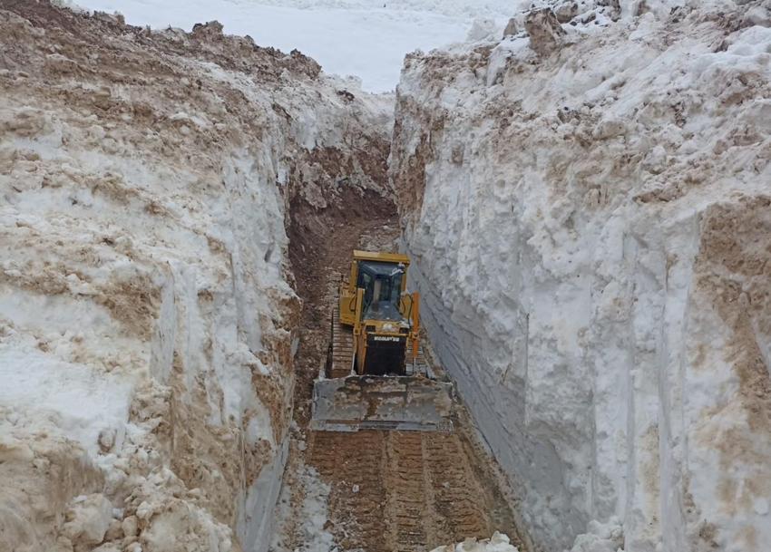 Hakkari Yüksekova’da 8 metrelik karda zorlu mücadele: İş makinesi karlar içinde kayboldu
