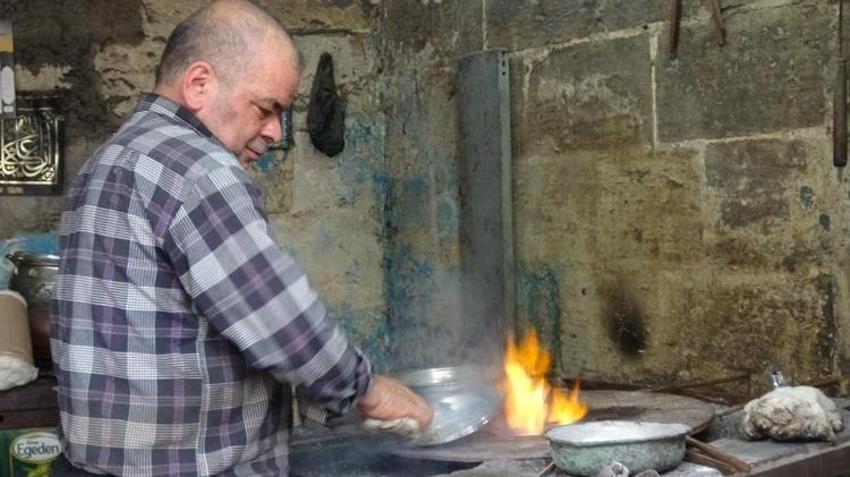 7 yaşında çırak olarak başladı, oğluna öğretti! Eskiden her evde vardı şimdi servet değerinde