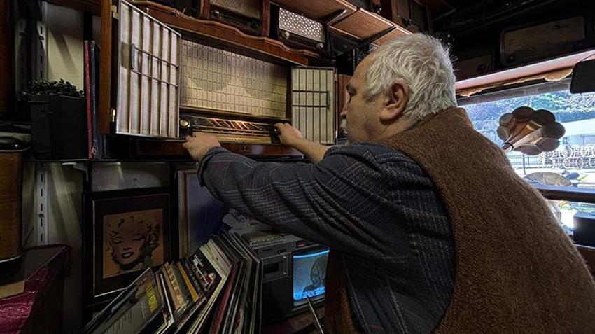 Bursa'nın nostalji doktoru: Türkiye'nin her yerinden radyo tamiri için ona gönderiyorlar