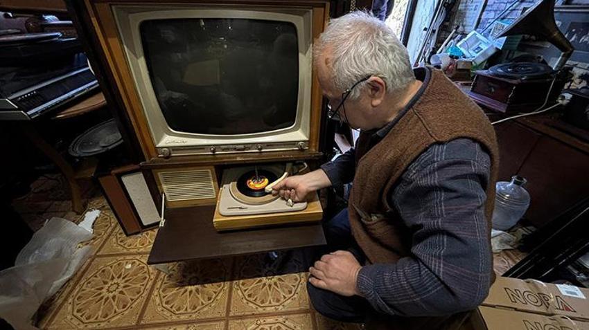 Bursa'nın nostalji doktoru: Türkiye'nin her yerinden radyo tamiri için ona gönderiyorlar