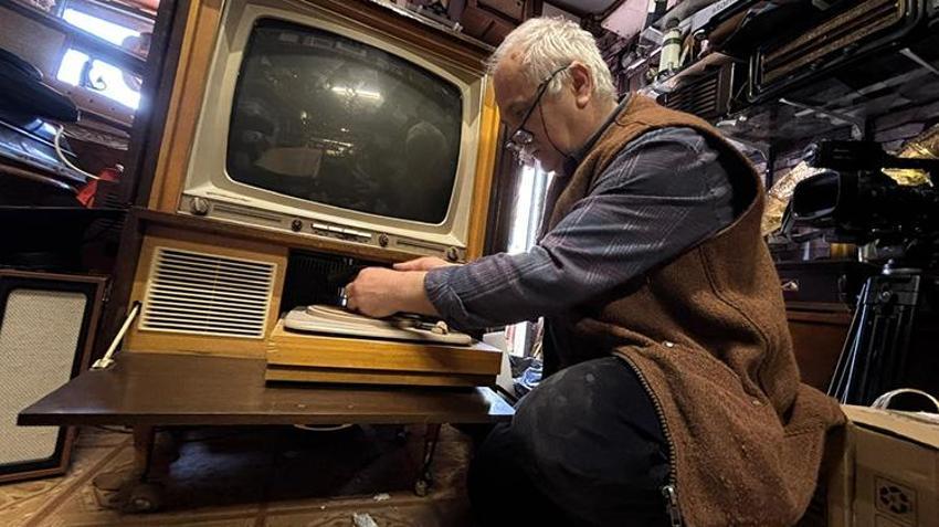 Bursa'nın nostalji doktoru: Türkiye'nin her yerinden radyo tamiri için ona gönderiyorlar